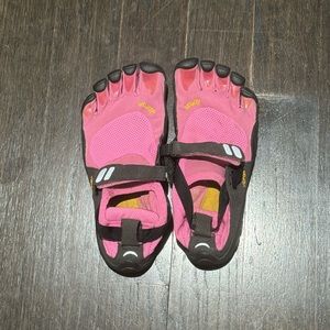 Vibram toe shoes Sz 8.5 or 39